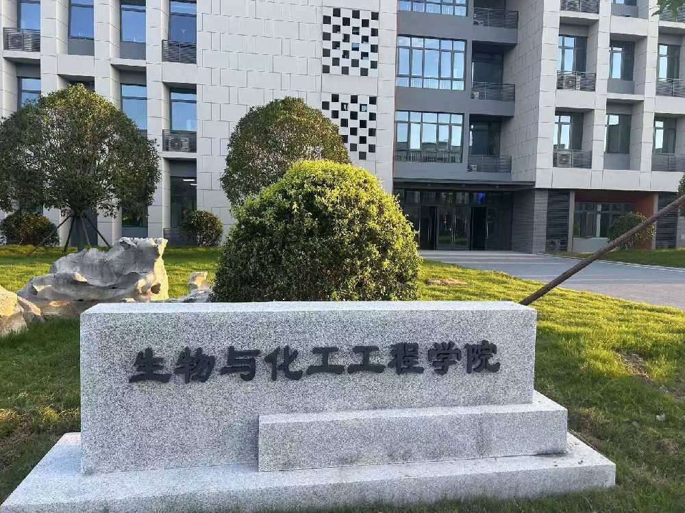 玛沁县扬州职业大学体育场高杆灯项目